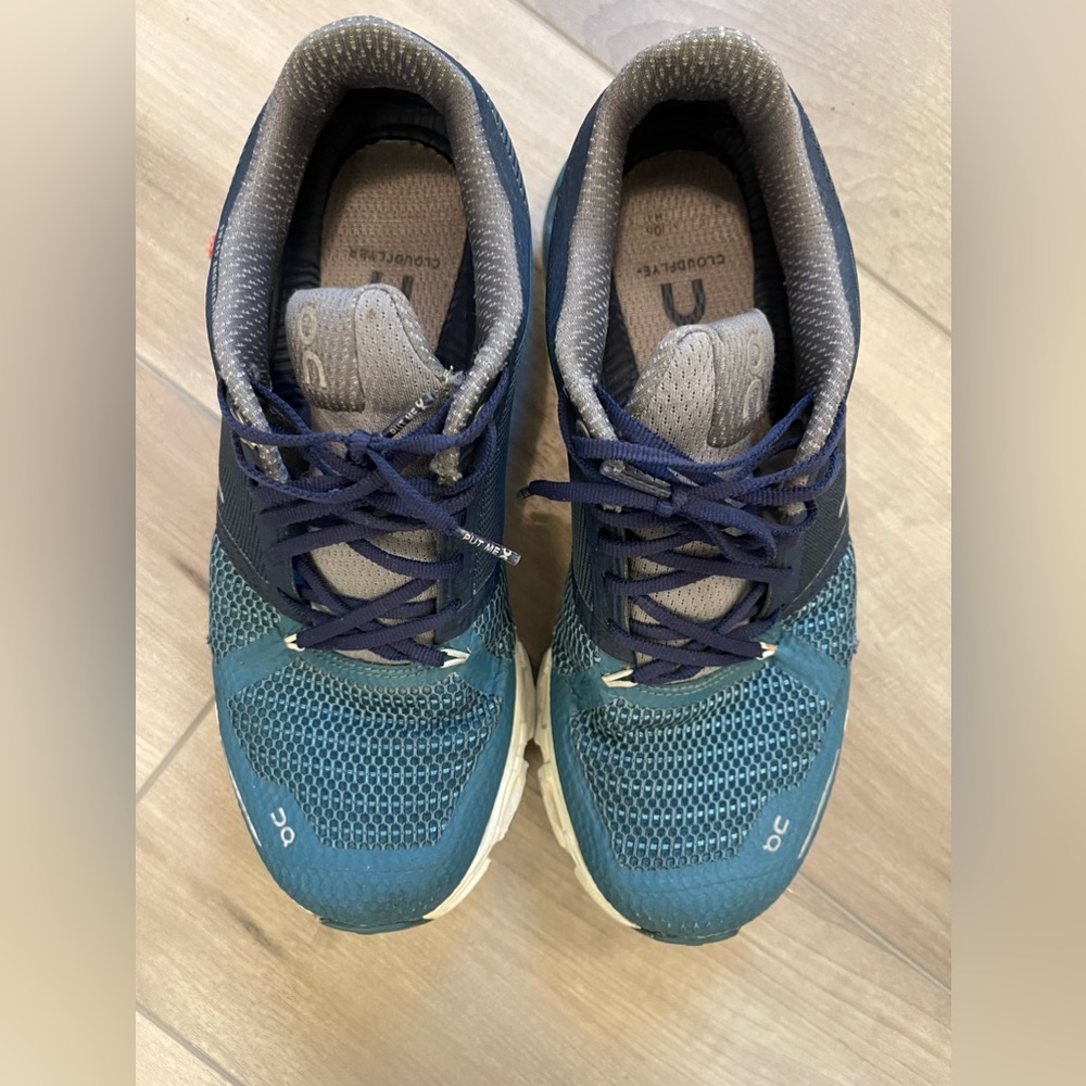 On Cloud running blue 7.5 great used condition
